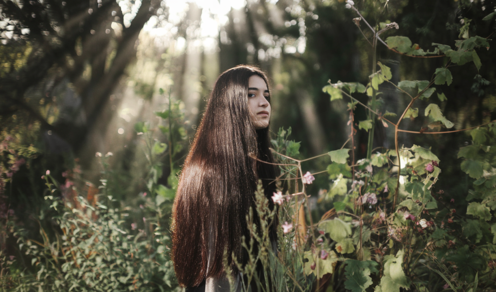 femme-cheveux-longs-fleurs-soleil