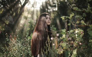 femme-cheveux-longs-fleurs-soleil