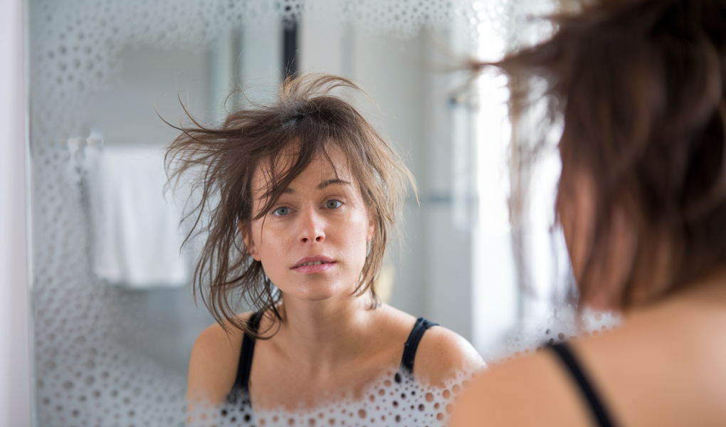 personne-miroir-cheveux-electrostatiques-salle-bain