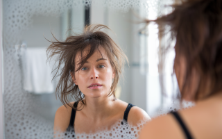 personne-miroir-cheveux-electrostatiques-salle-bain