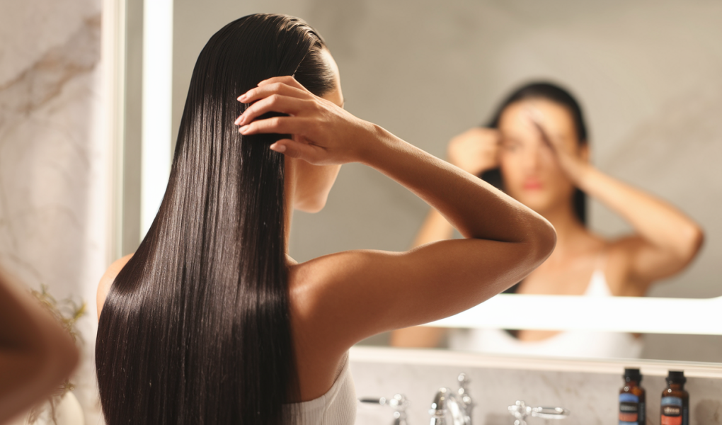 femme-cheveux-longs-huile-miroir