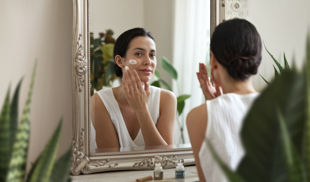 femme-miroir-creme-plantes-serenite