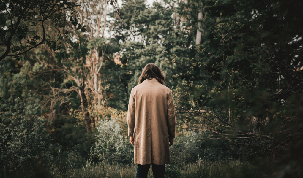 personne-foret-ombre-lumiere