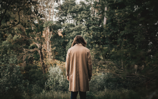 personne-foret-ombre-lumiere