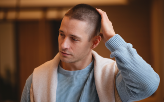 main-cheveux-arriere-plan-flou