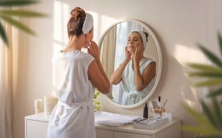 femme-retour-miroir-coiffeuse-plantes