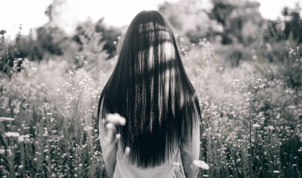 femme-cheveux-longs-champ-fleurs-sauvages