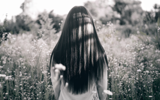 femme-cheveux-longs-champ-fleurs-sauvages