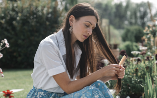 femme-cheveux-longs-jardin-ensoleille