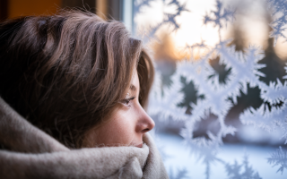 chevelure-brillante-echarpe-laine-fenetre-hiver