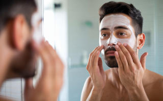 homme-masque-visage-miroir-salle-bain