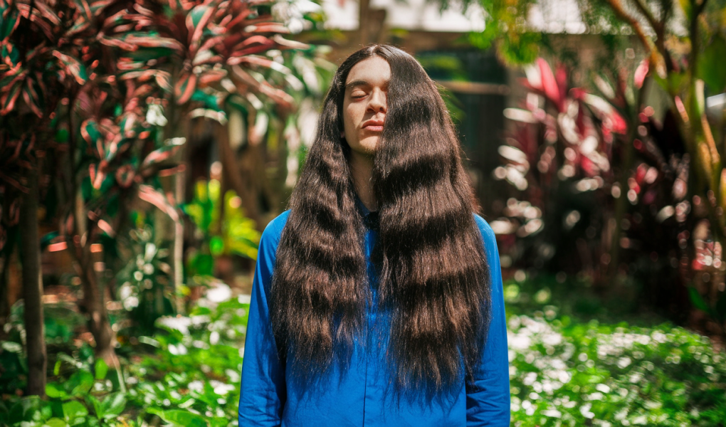 personne-cheveux-longs-jardin-luxuriant