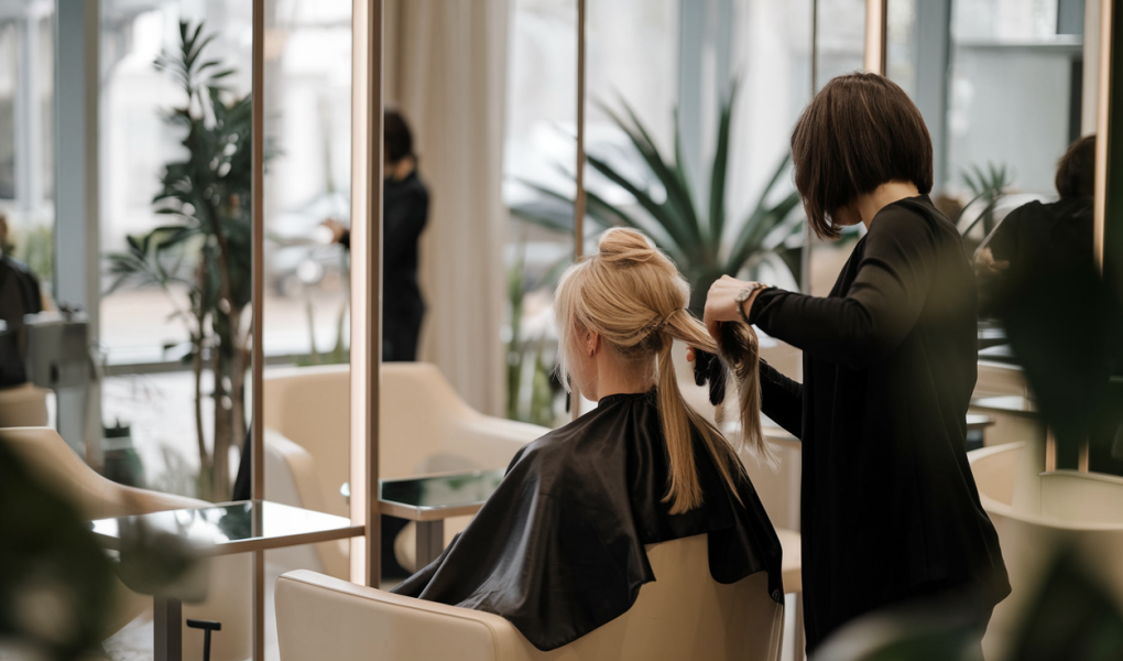 salon-coiffure-moderne-client-styliste