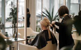 salon-coiffure-moderne-client-styliste