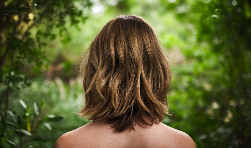 cheveux-brillants-cadre-naturel-tranquillite