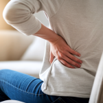 Douleur dans le dos à gauche : causes et traitements