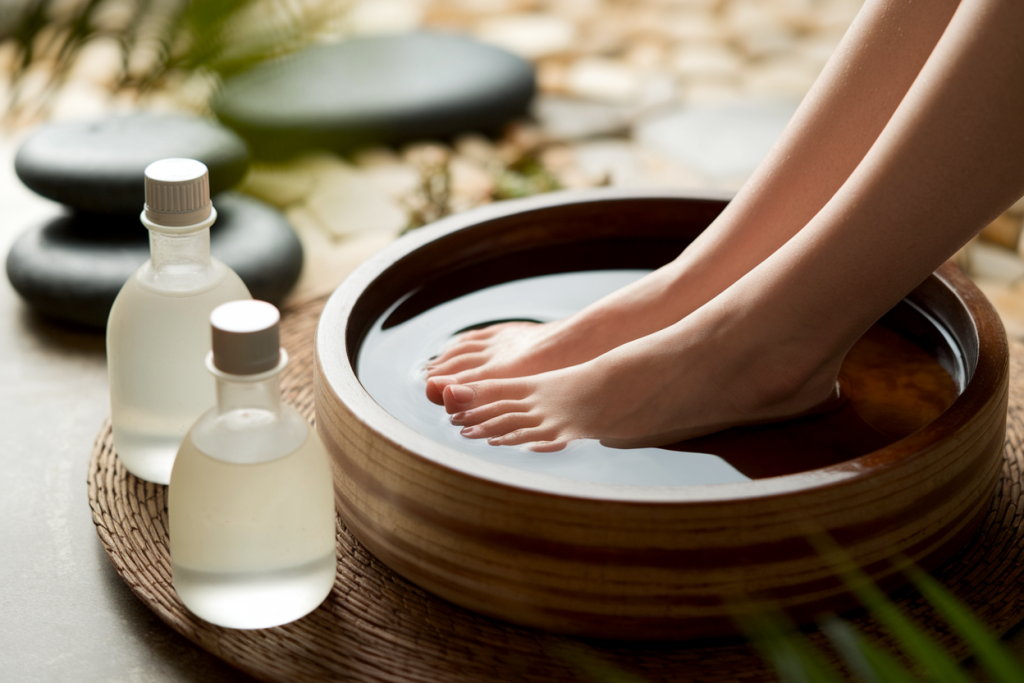 Bain de pied au vinaigre blanc : bienfaits & inconvénients
