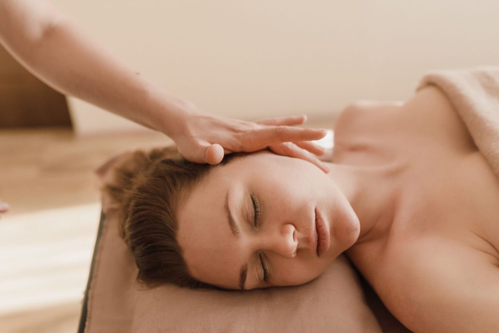 Massage et sommeil : comment le travail corporel aide a mieux dormir